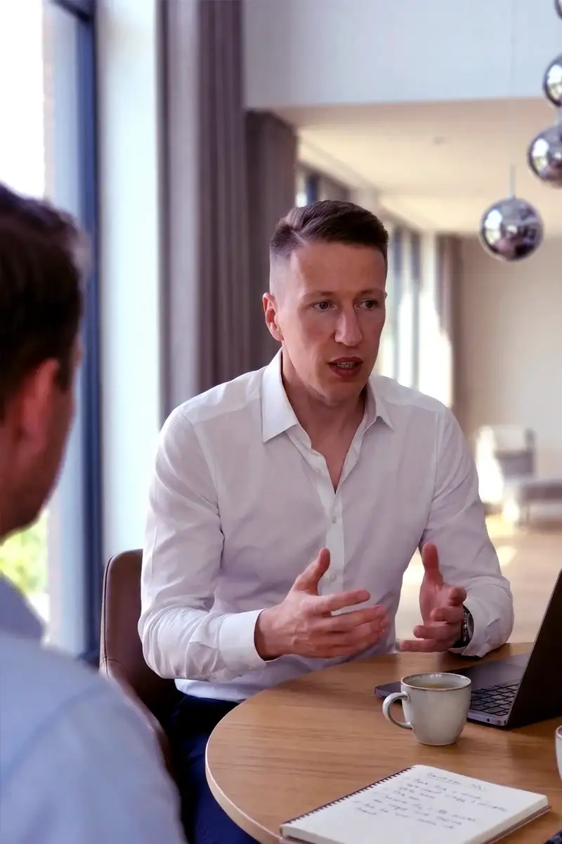 Jannis Gerlinger im Gespräch mit einem Kunden